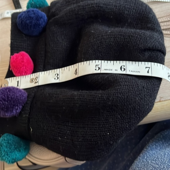 Beret style hat very cute knit with colorful balls surrounding brim - Picture 6 of 6